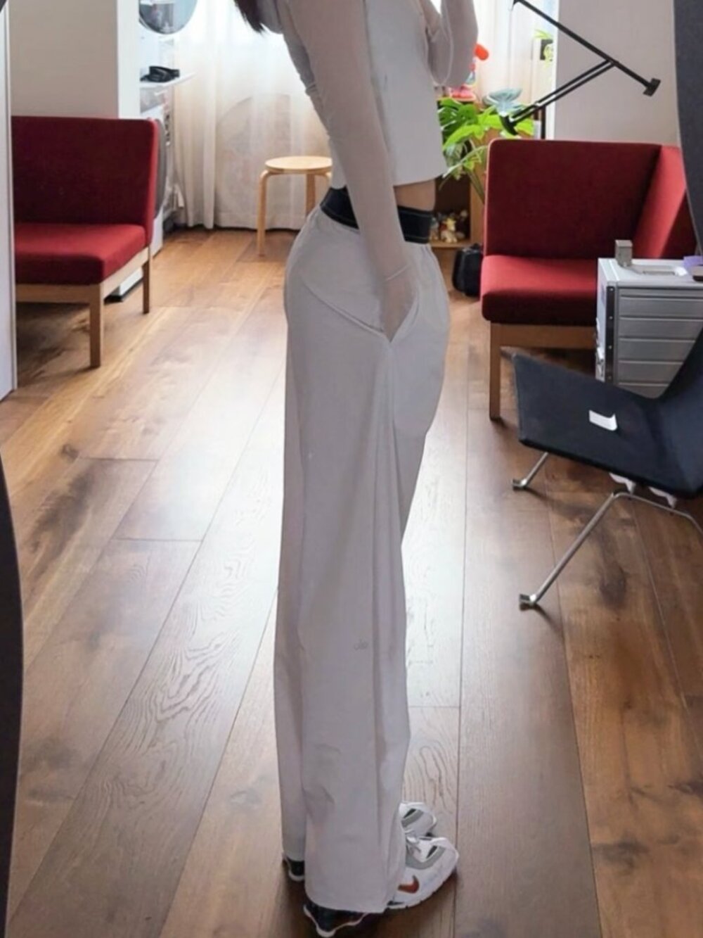 🌺NWT ALO Yoga Suit Up Pants White/Black(Regular)Chic Everyday Style Trouser - Picture 2 of 9